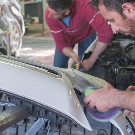 Lavorazioni su un paraurti nel reparto carrozzeria